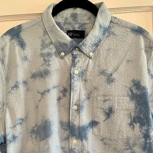 Gap Men’s Seersucker Cloud Tie-Dye Button-Up. Size L